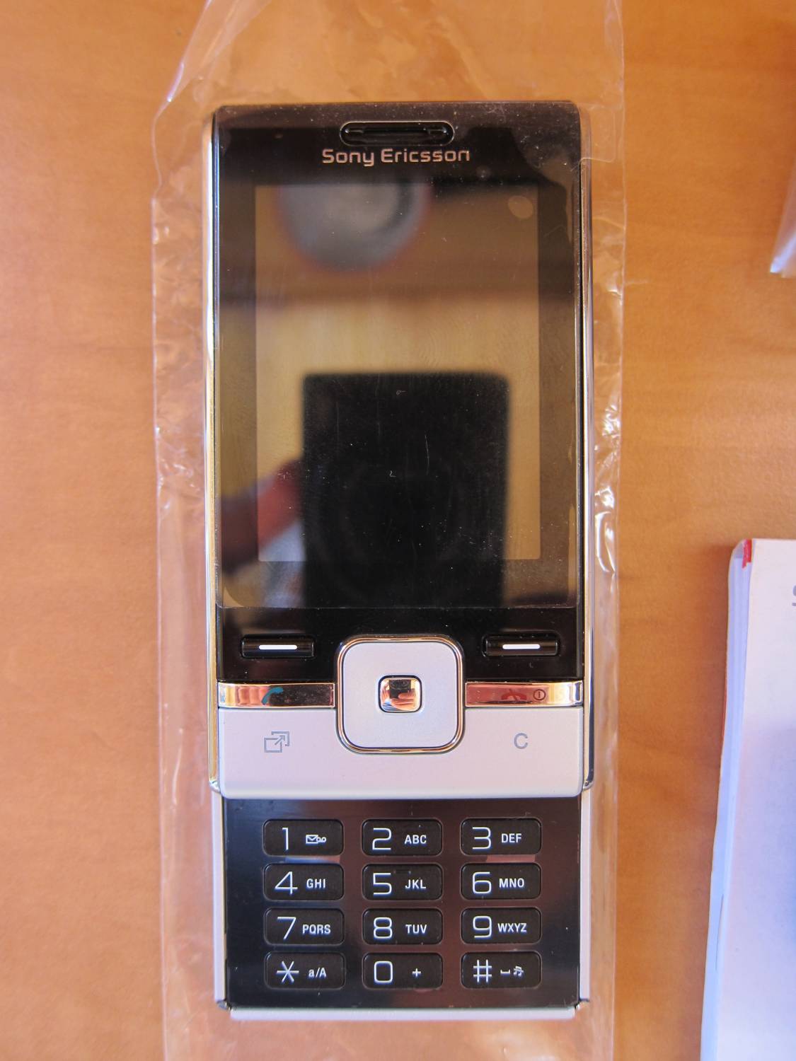 Абсолютно новый телефон Sony Ericsson T715