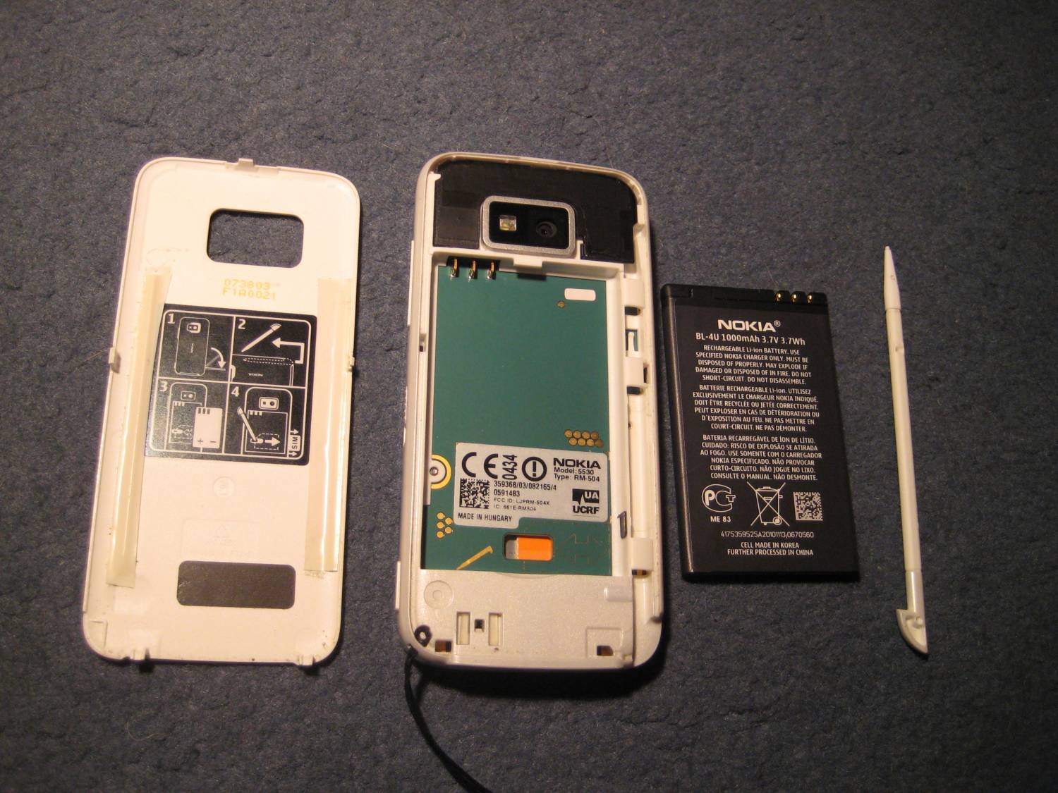 Продам смартфон Nokia 5530 xpressmusic в идеальном состоянии c кожаным чехлом и картой памяти на 4gb + Bluetooth-гарнитура Nokia HF-300!