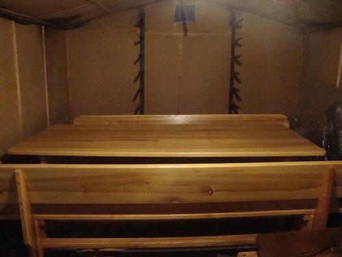 Эксклюзивный, комплект мебели из натуральной древесины (каркасы изготовлены на клиньях), материал ясень, светлый лак. Есть в наличие 1 компл