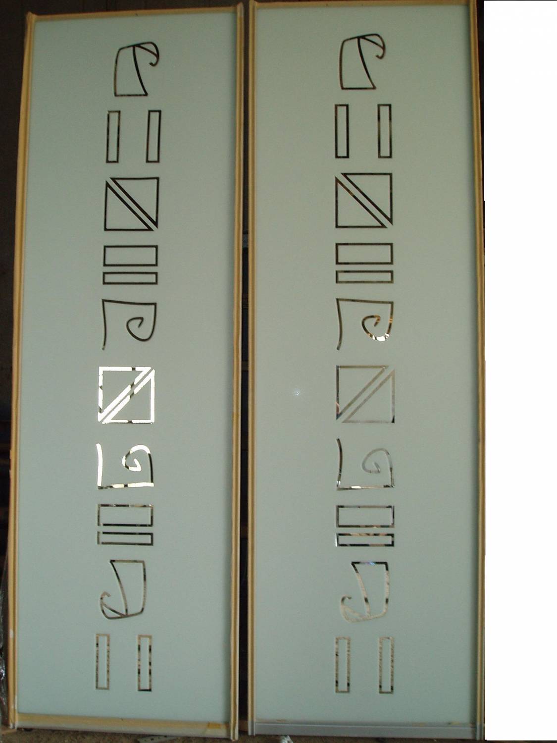 Зеркальные фасады с аккуратным машинным пескоструем и мебель с ними.